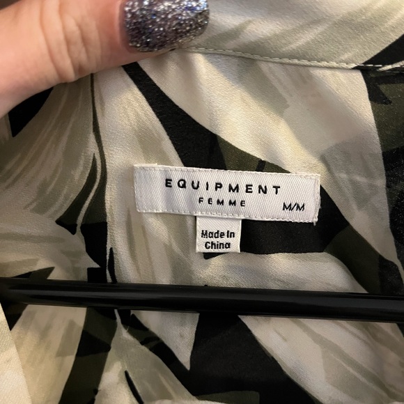 Floral button up 🤍🖤 - Picture 3 of 4